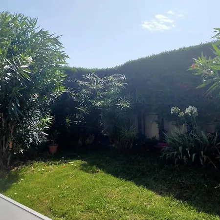 Hotel House With Garden In - Quiet Area